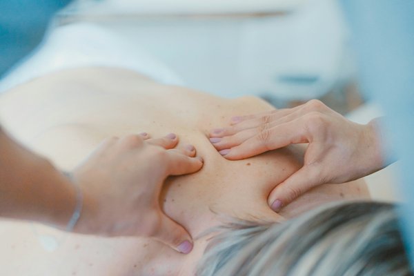 Formation de massage aux pierres chaude : Une pratique unique