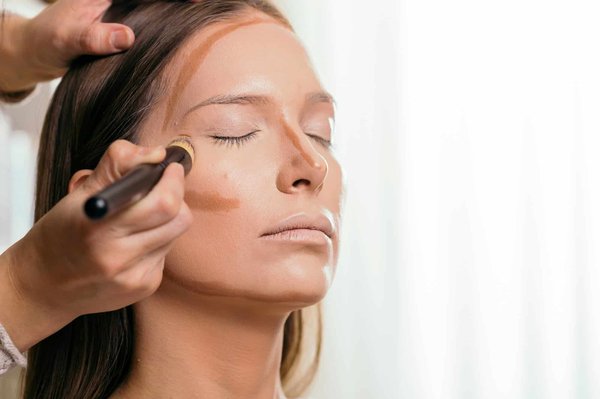 Quelle est la meilleure technique pour réaliser un contouring sur un visage en forme de diamant?