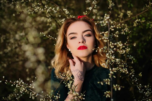 Quelles sont les meilleures façons de porter des hauts asymétriques pour des sorties en soirée?